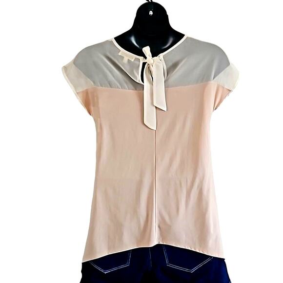 Excellent Faith & Joy Womens Beige Short Sleeve Blouse with Lace Accent Junior L - Picture 5 of 6